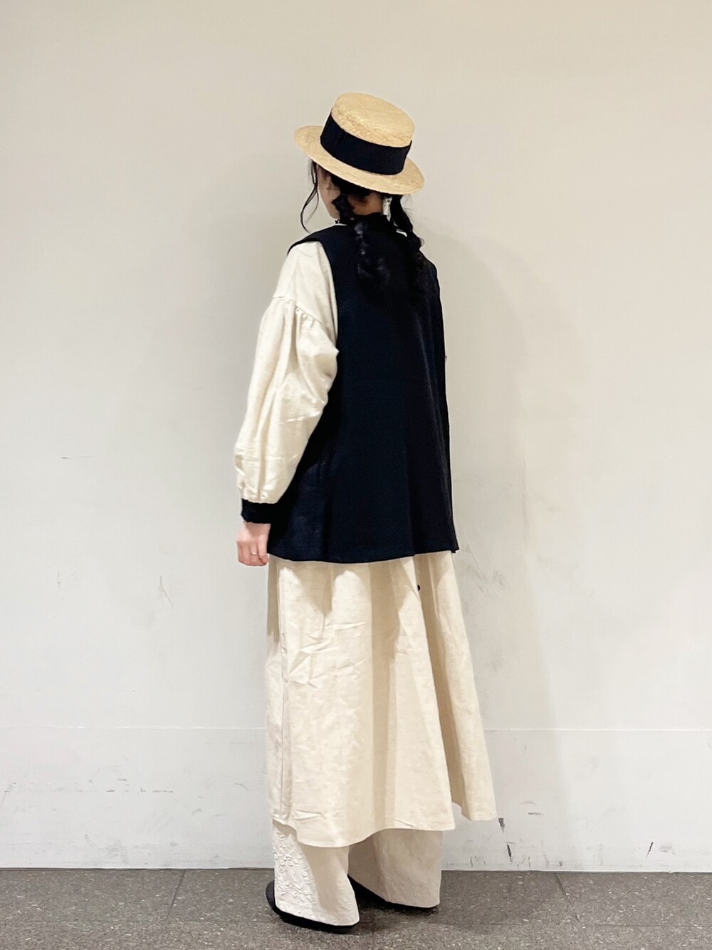 ベージュ系のワンピース、ブラック系のTシャツ/カットソー、ホワイト系のその他パンツを着用したレディースの冬コーディネートの3枚目の写真