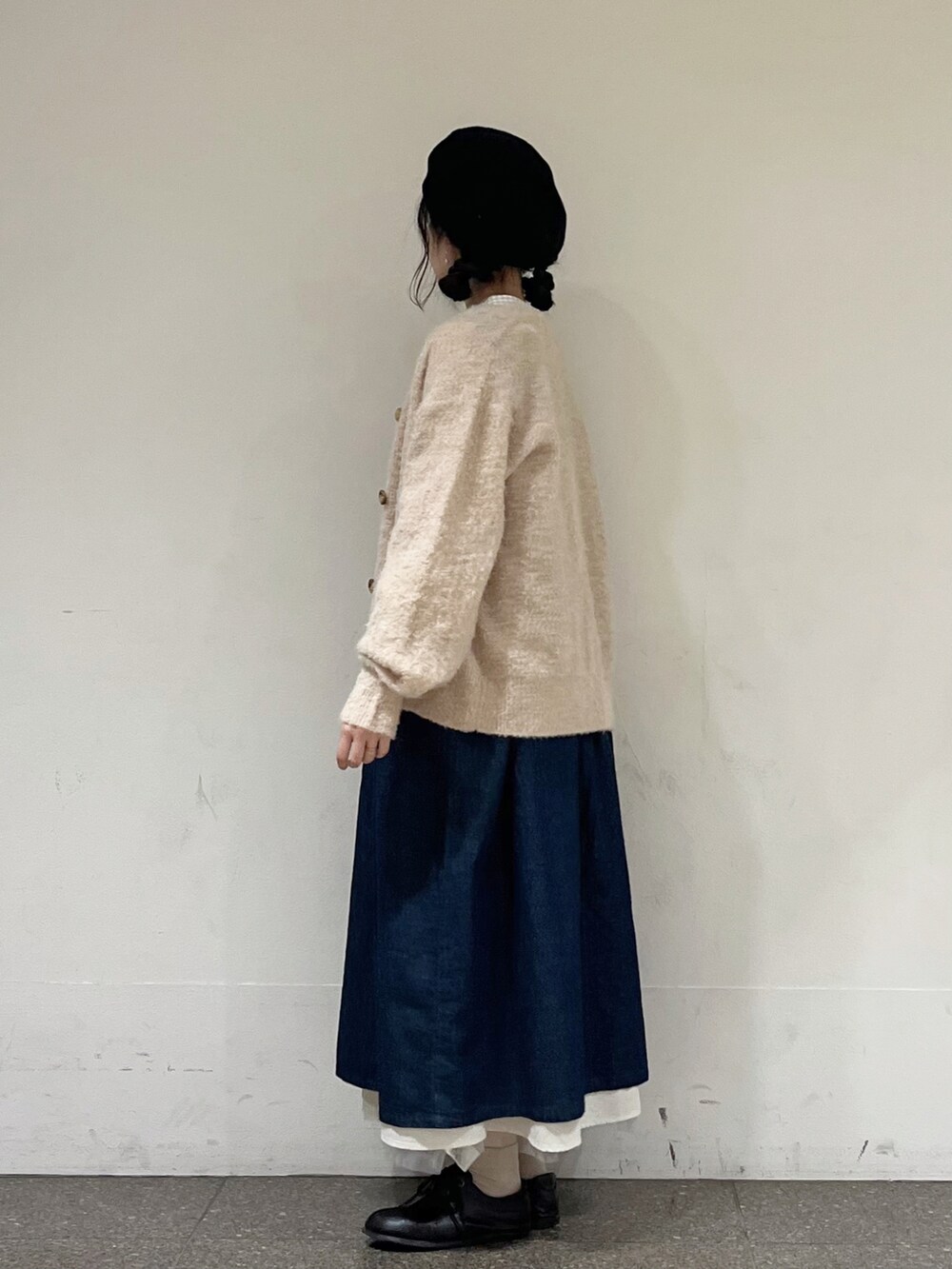 ブルー系のワンピース、ベージュ系のシャツ/ブラウス、ホワイト系のカーディガン/ボレロを着用したレディースの冬コーディネートの3枚目の写真