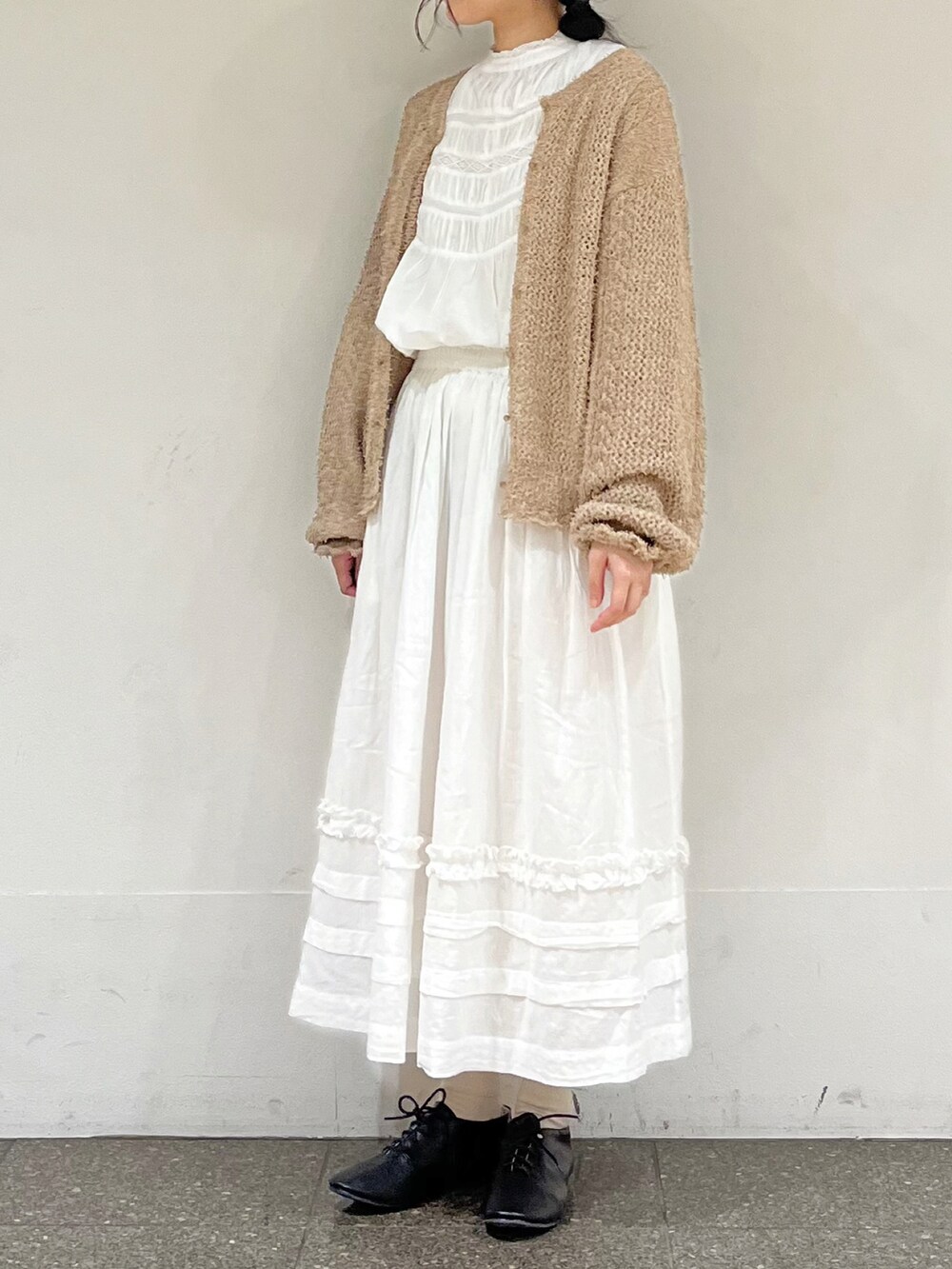 「ゆるコーデ、ナチュラル、ガーリー、サマンサ モスモス(Samansa Mos2)、Samansa Mos2、セットアップ、春コーデ、スカート」|「Samansa Mos2の【india crafts】ギャザーレースブラウス(シャツ/ブラウス、ホワイト系)」を使った、marin.🐏さん(レディース・160cm)の春コーディネートの3枚目の写真