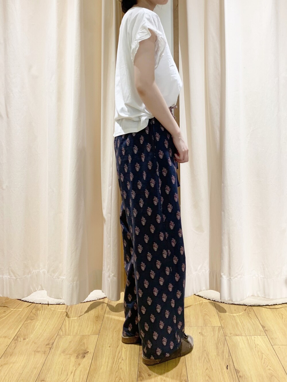 ホワイト系のTシャツ/カットソー、ブルー系のその他パンツ、ベージュ系のワンピースを着用したレディースの春コーディネートの5枚目の写真