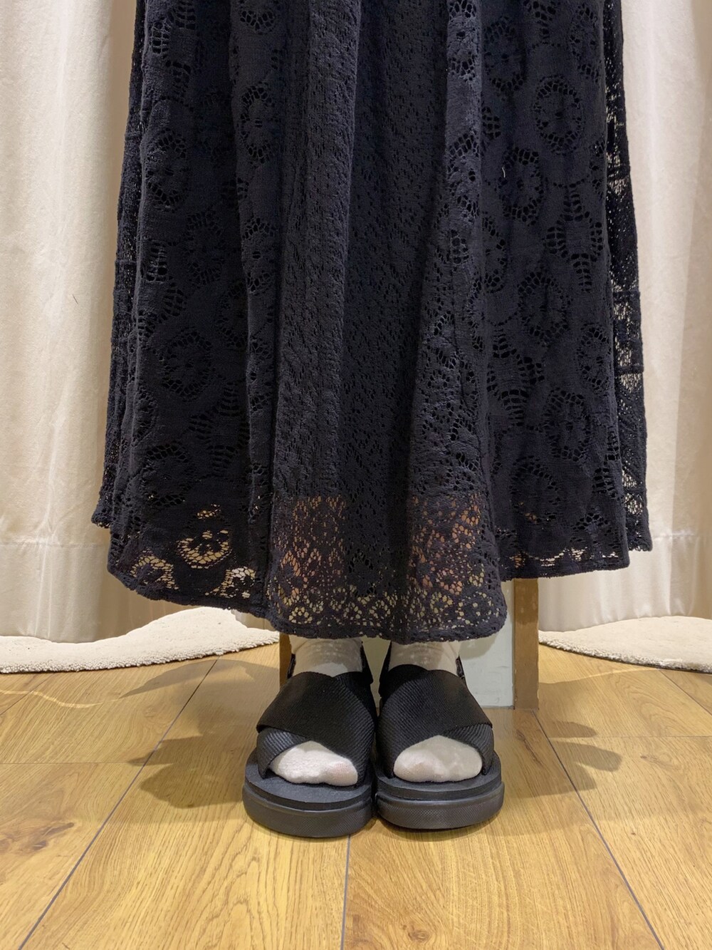 グレー系のニット/セーター、グレー系のカーディガン/ボレロ、ホワイト系のTシャツ/カットソーを着用したレディースの春コーディネートの5枚目の写真