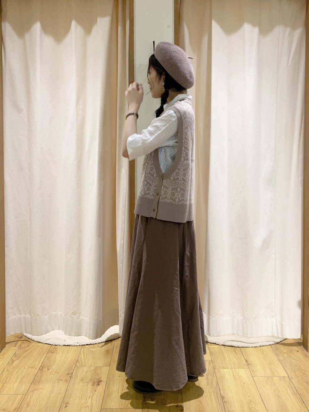 ベージュ系のベスト、ホワイト系のシャツ/ブラウス、ホワイト系のTシャツ/カットソーを着用したレディースの夏コーディネートの2枚目の写真