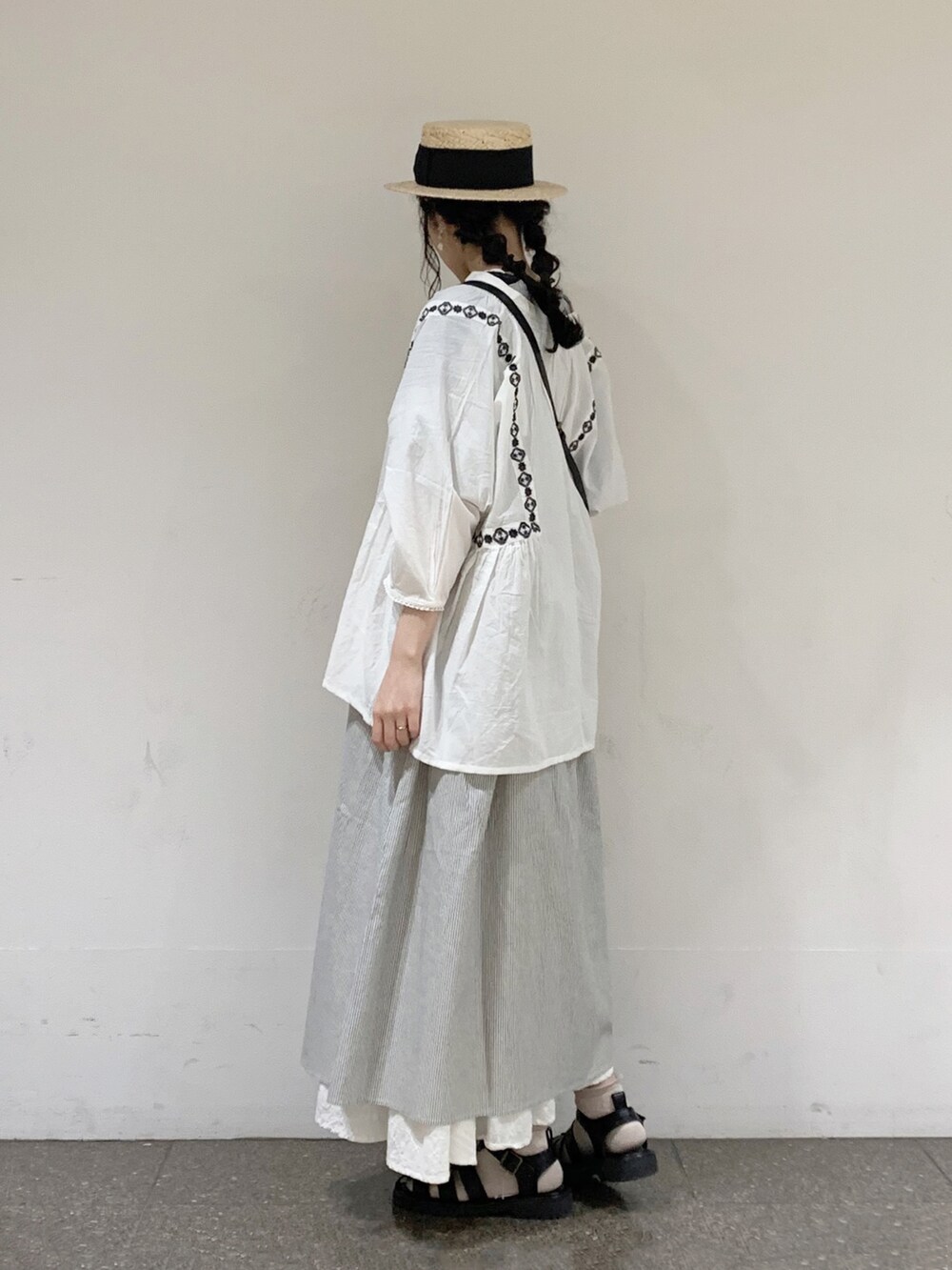 ブラック系のワンピース、ホワイト系のシャツ/ブラウス、ホワイト系のタンクトップを着用したレディースの春コーディネートの3枚目の写真