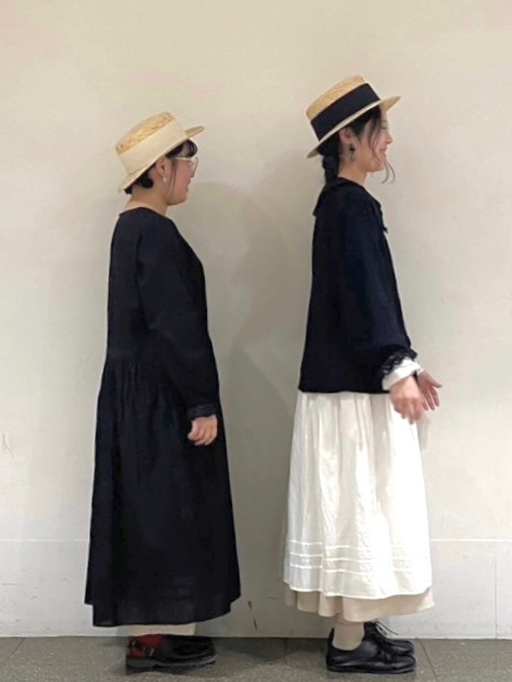 ベージュ系のスカート、ブラック系のシャツ/ブラウス、ブラック系のワンピースを着用したレディースの冬コーディネートの3枚目の写真