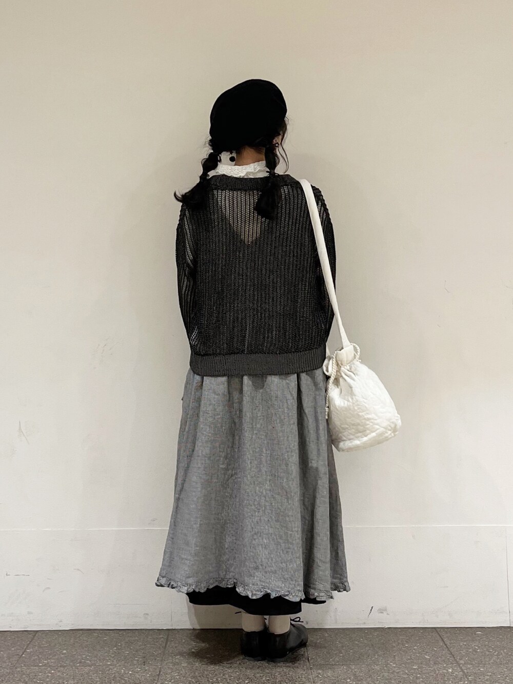 「ゆるコーデ、ナチュラル、ガーリー、モノトーン、Samansa Mos2、サマンサ モスモス(Samansa Mos2)」|「Samansa Mos2の【Water less Linen】前後2WAYジャンパースカート(ワンピース、ブラック系)」を使った、marin.🐏さん(レディース・160cm)の春コーディネートの4枚目の写真