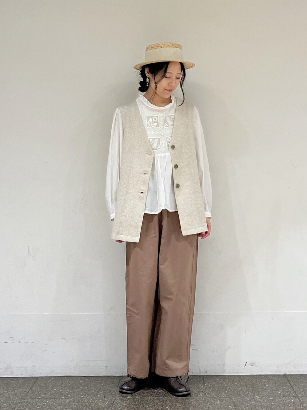 ベージュ系のベスト、ブラウン系のその他パンツ、ホワイト系のシャツ/ブラウスを着用したレディースの冬コーディネートの3枚目の写真