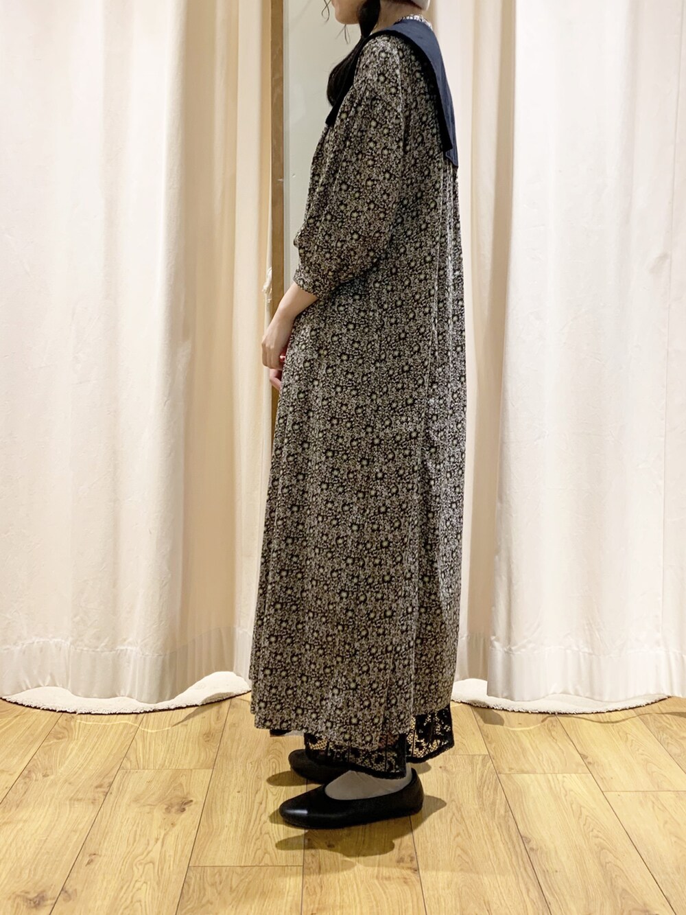 グレー系のワンピース、ブラック系のシャツ/ブラウス、ブラック系のTシャツ/カットソーを着用したレディースの夏コーディネートの4枚目の写真