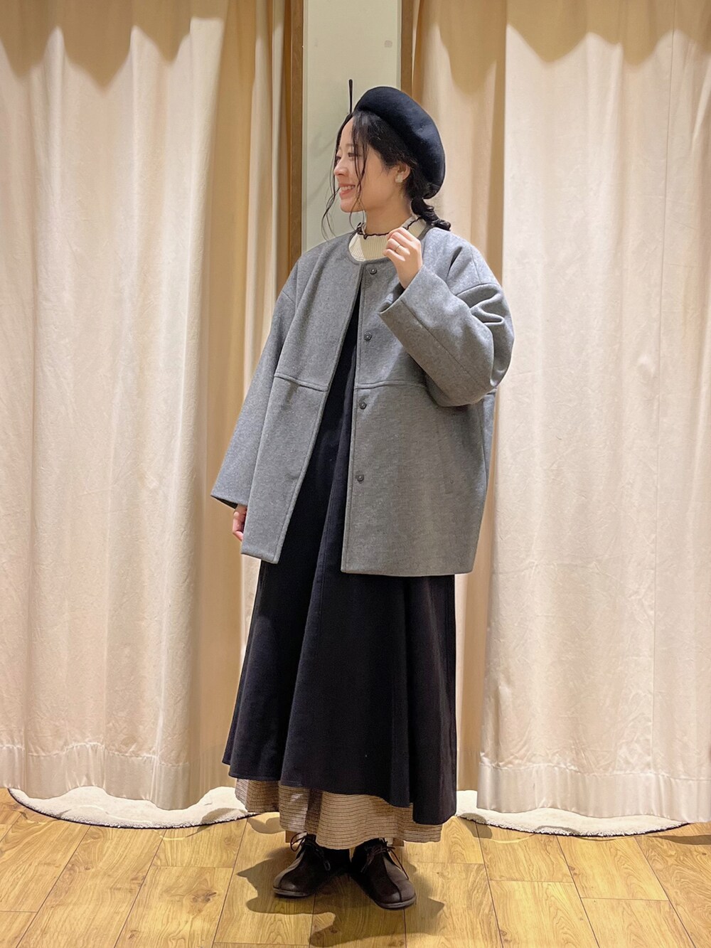 ブラウン系のその他パンツ、ブラック系のワンピース、ホワイト系のニット/セーターを着用したレディースの秋コーディネートの2枚目の写真