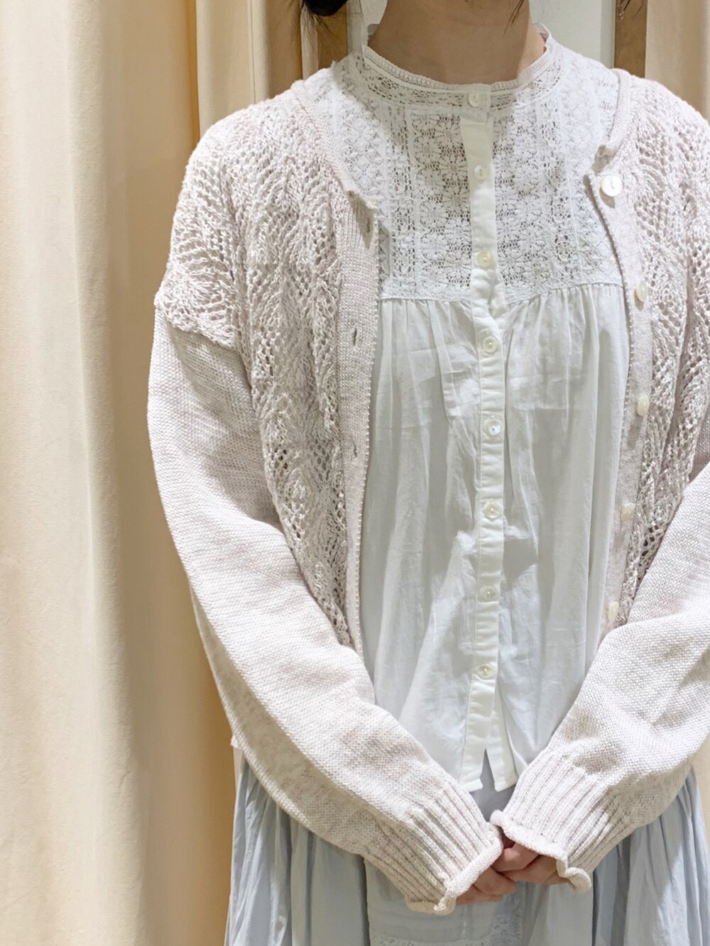 ホワイト系のカーディガン/ボレロ、ホワイト系のシャツ/ブラウス、ブルー系のスカートを着用したレディースの春コーディネートの5枚目の写真