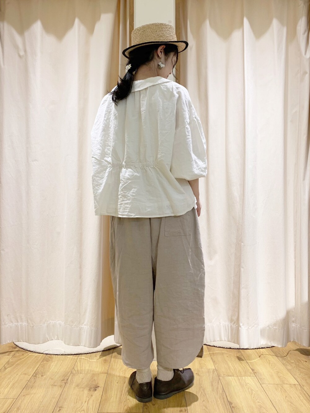 「パンツスタイル、SM2、サマンサ モスモス(Samansa Mos2)、Samansa Mos2、ゆるコーデ、リラックススタイル、レース、ブラウス、ワントーンコーデ、淡色コーデ、ナチュラル、ホワイト、春コーデ、夏コーデ、カジュアルコーデ」|「Samansa Mos2のギャザーはおりブラウス(シャツ/ブラウス、ホワイト系)」を使った、marin.🐏さん(レディース・160cm)の春コーディネートの3枚目の写真