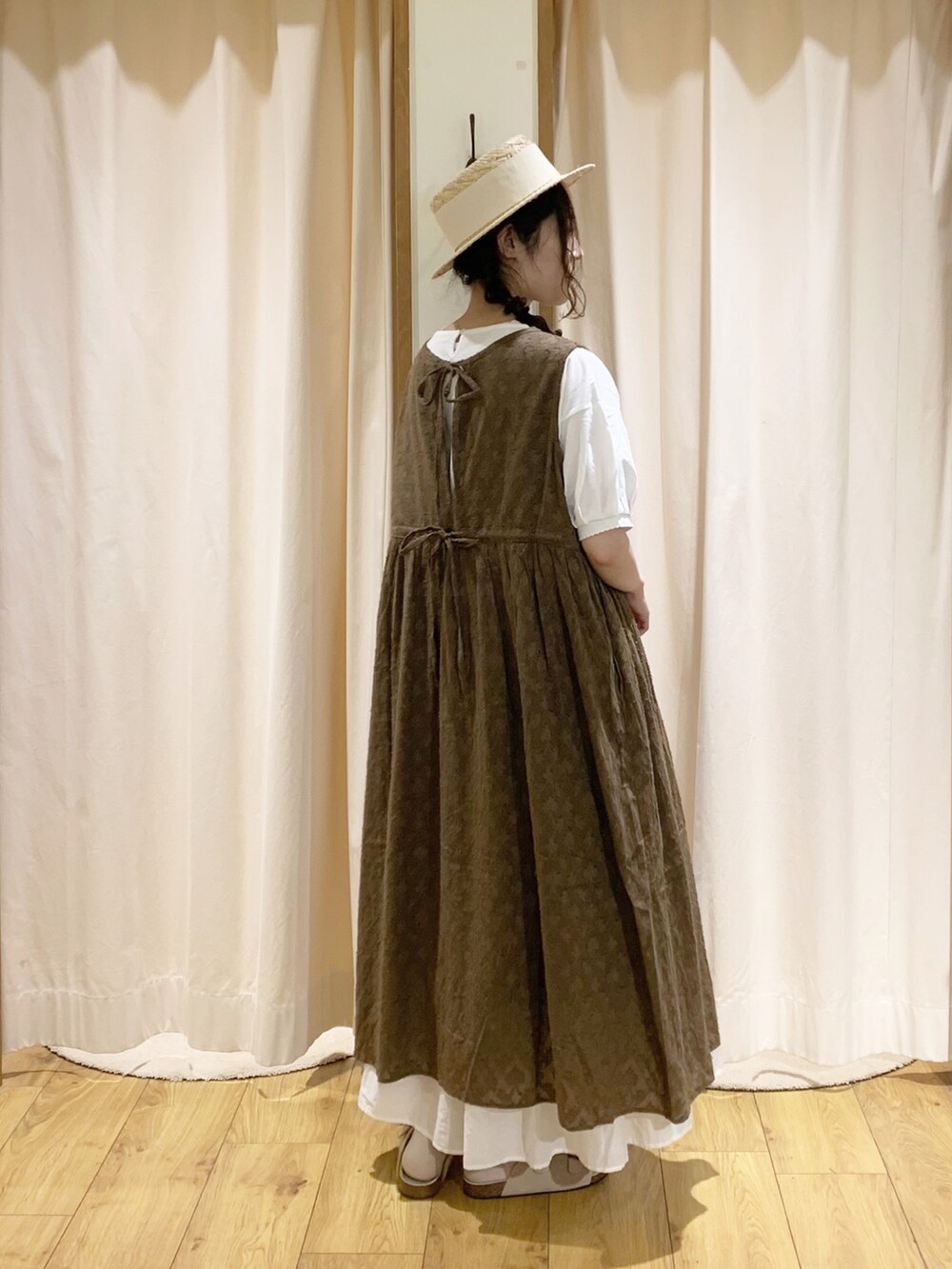 ブラウン系のワンピース、ホワイト系のTシャツ/カットソー、ホワイト系のタンクトップを着用したレディースの夏コーディネートの2枚目の写真