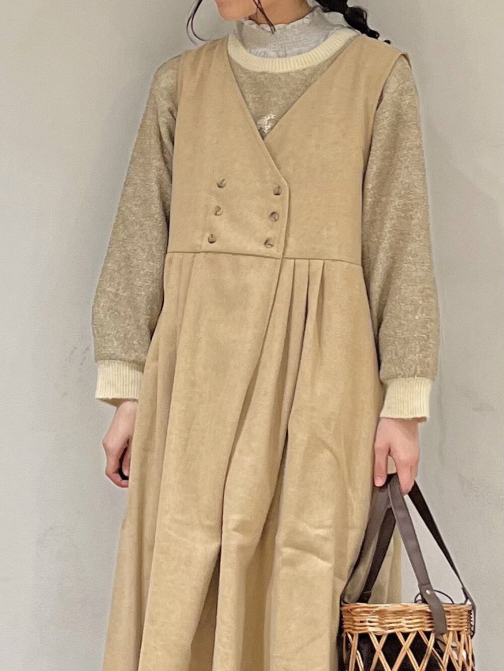 イエロー系のワンピース、ベージュ系のカーディガン/ボレロ、ホワイト系のシャツ/ブラウスを着用したレディースの冬コーディネートの5枚目の写真