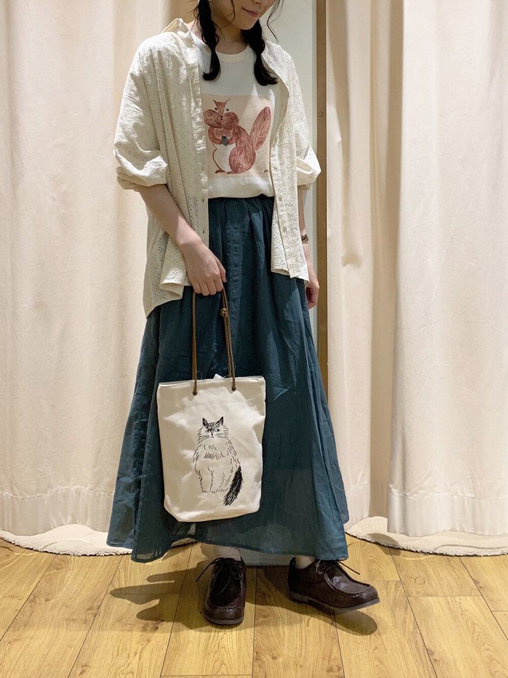 ホワイト系のTシャツ/カットソー、ホワイト系のシャツ/ブラウス、ホワイト系のTシャツ/カットソーを着用したレディースの夏コーディネートの2枚目の写真