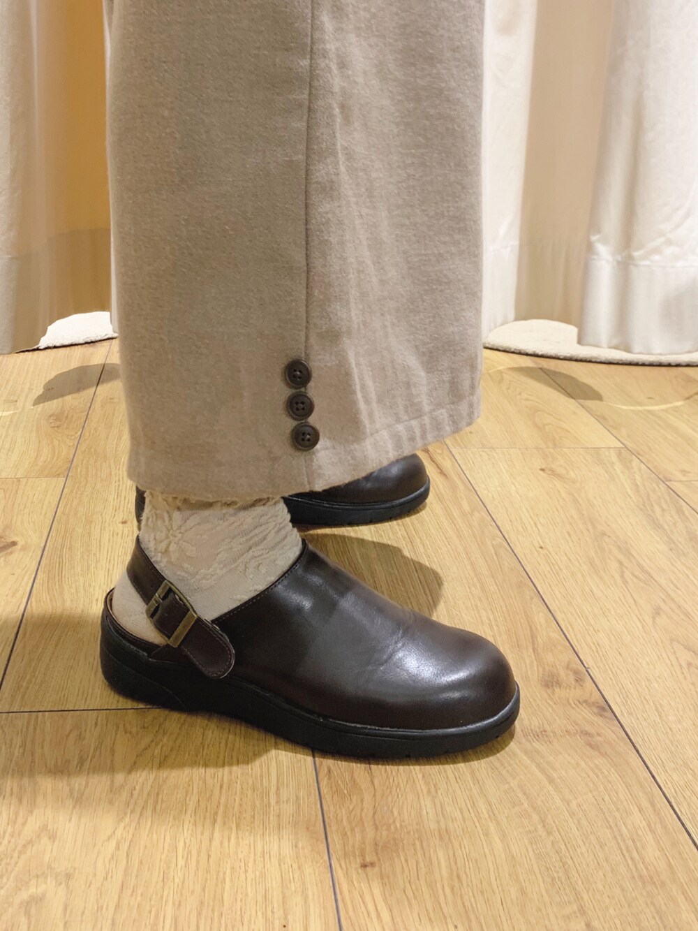 ブラウン系のベスト、ホワイト系のシャツ/ブラウス、ホワイト系のTシャツ/カットソーを着用したレディースの秋コーディネートの5枚目の写真