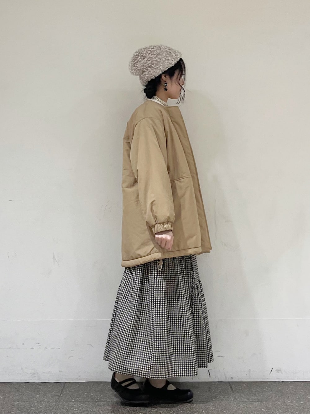 ホワイト系のニット/セーター、ホワイト系のカーディガン/ボレロ、ベージュ系のブルゾンを着用したレディースの冬コーディネートの3枚目の写真