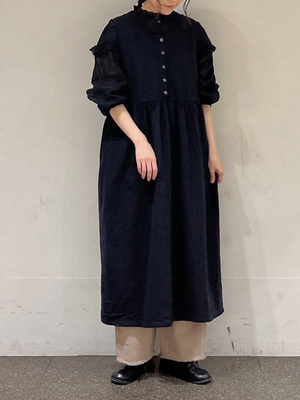 ブラック系のワンピース、ブラック系のシャツ/ブラウス、ベージュ系のその他パンツを着用したレディースの冬コーディネートの2枚目の写真