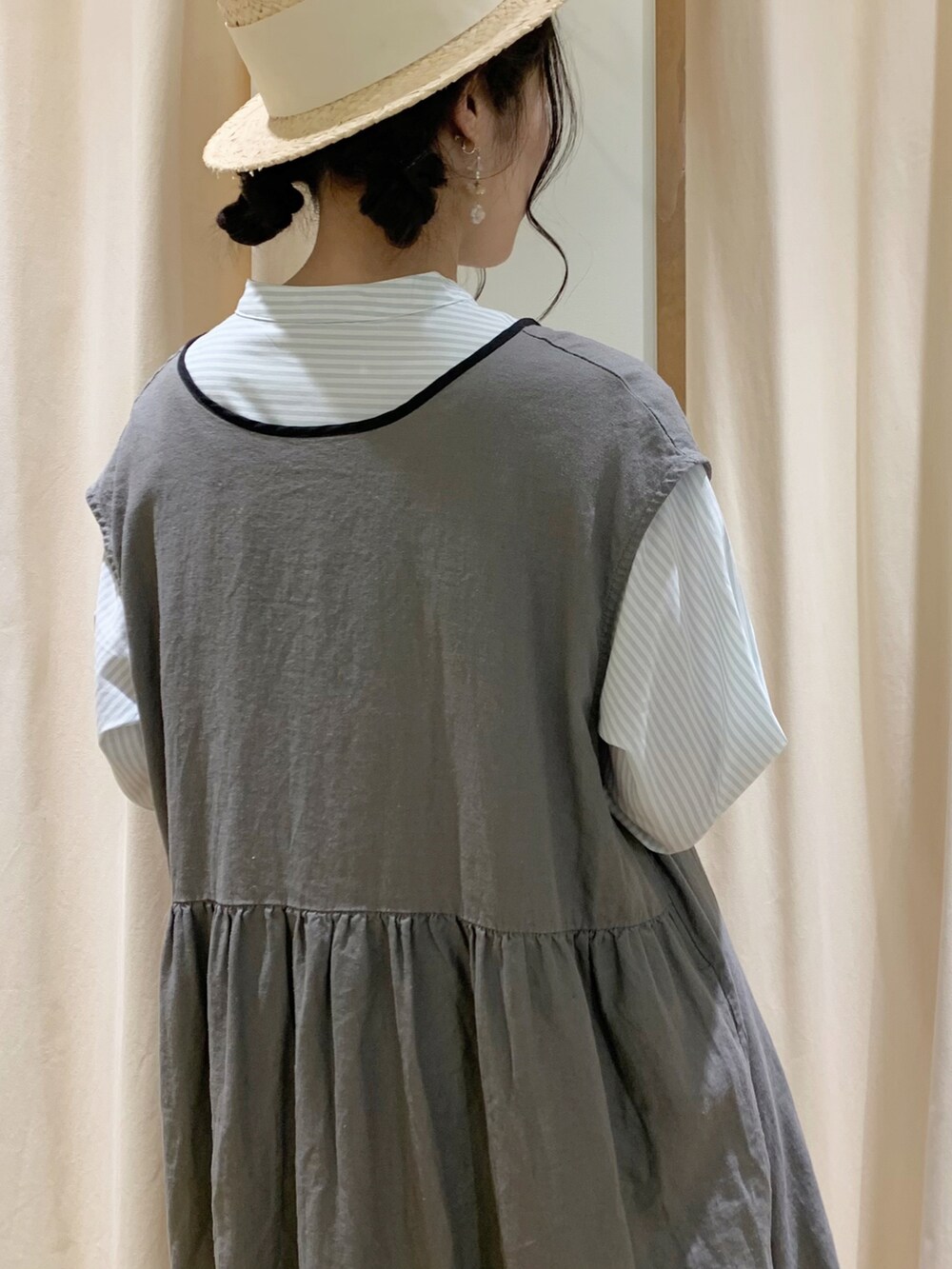 「ゆるコーデ、ナチュラル、シンプルコーデ、レイヤードスタイル、リラックススタイル、ワンピース、ノースリーブワンピース、ミント、Samansa Mos2、サマンサ モスモス(Samansa Mos2)、カジュアルコーデ、大人カジュアル、パンツスタイル、春コーデ、ストライプ」｜「Samansa Mos2の【リンネル5月号掲載アイテム】【イージーケア＋UVカット】お手入れラクラクシャツワンピ（シャツワンピース、グリーン系）」を使った、marin.🐏さん（レディース・160cm）の春コーディネートの5枚目の写真