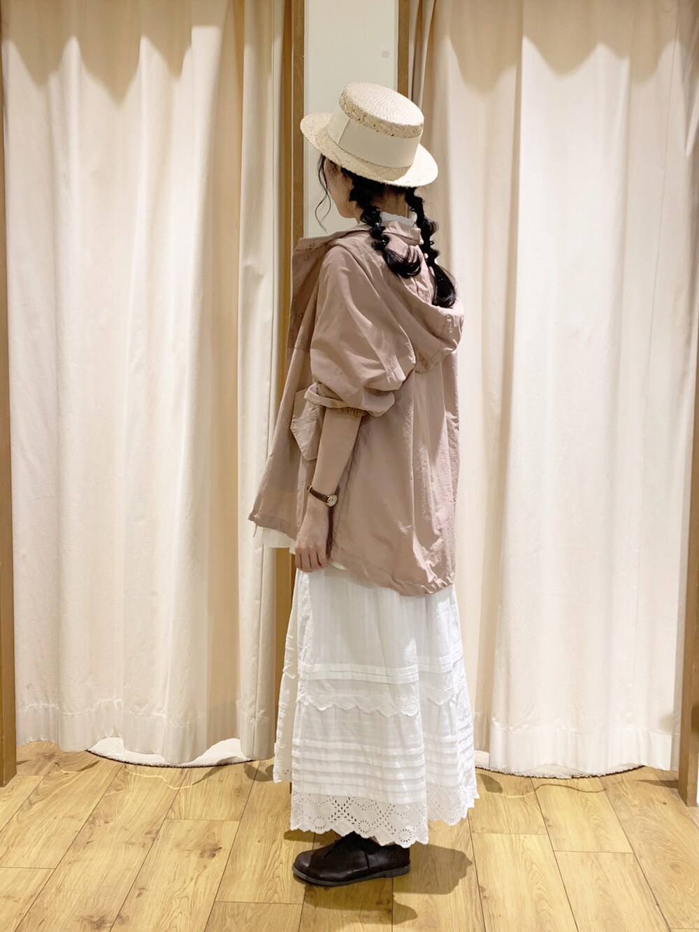 ホワイト系のシャツ/ブラウス、ホワイト系のスカート、ピンク系のブルゾンを着用したレディースの春コーディネートの3枚目の写真