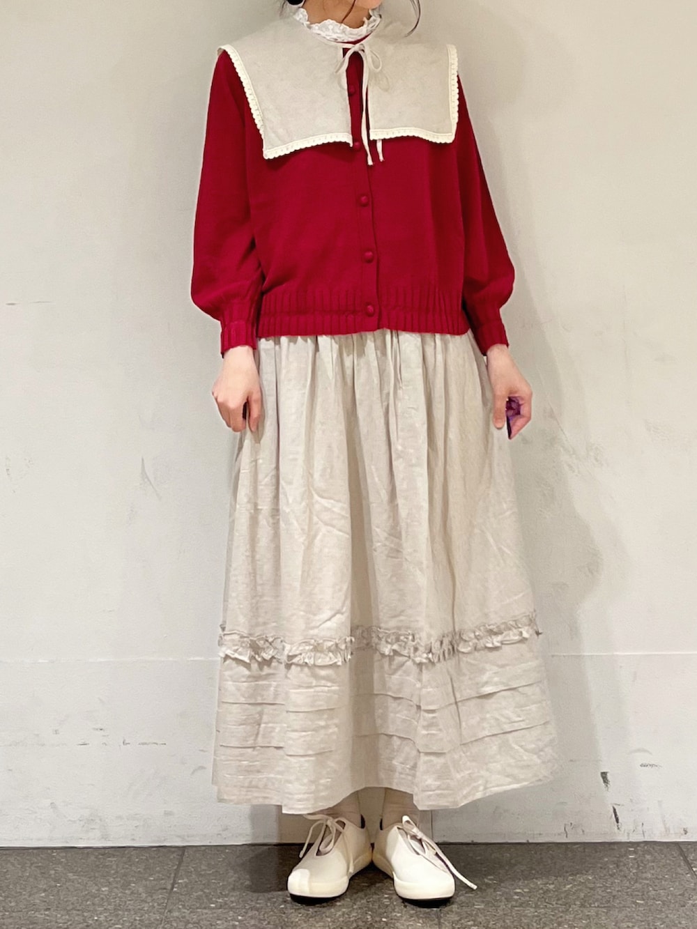 「ゆべしコラボ、ゆべし×SamansaMos2、Samansa Mos2、サマンサ モスモス(Samansa Mos2)、春コーデ、レッド、ナチュラル、ガーリー」|「Samansa Mos2の【India crafts】ジャカード裾タックスカート(スカート、グレー系)」を使った、marin.🐏さん(レディース・160cm)の春コーディネートの2枚目の写真