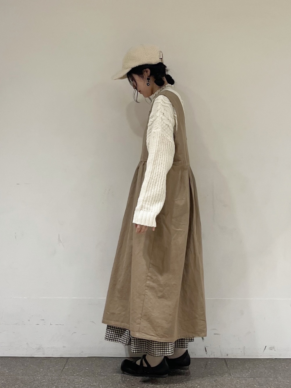 ホワイト系のカーディガン/ボレロ、ホワイト系のニット/セーター、ベージュ系のワンピースを着用したレディースの冬コーディネートの3枚目の写真
