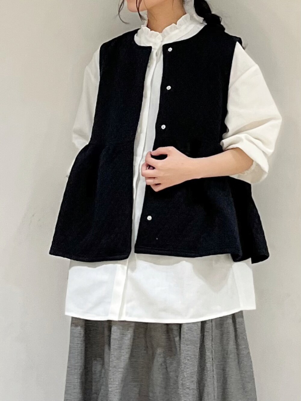 「ゆるコーデ、ナチュラル、ガーリー、サマンサ モスモス(Samansa Mos2)、Samansa Mos2」｜「Samansa Mos2のキルトベスト（ベスト、ブラック系）」を使った、marin.🐏さん（レディース・160cm）の冬コーディネートの4枚目の写真