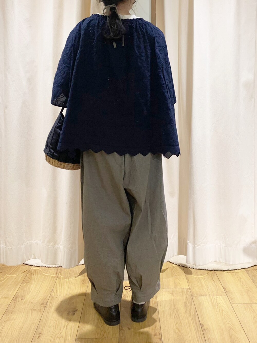 ブルー系のシャツ/ブラウス、ホワイト系のTシャツ/カットソー、グレー系のその他パンツを着用したレディースの春コーディネートの3枚目の写真