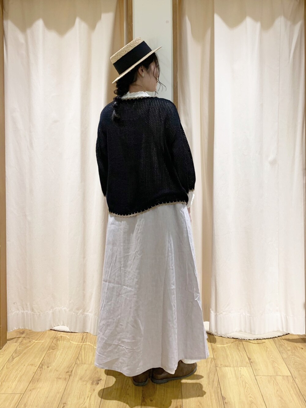 ブラック系のカーディガン/ボレロ、グレー系のワンピース、ベージュ系のハンドバッグを着用したレディースの春コーディネートの4枚目の写真