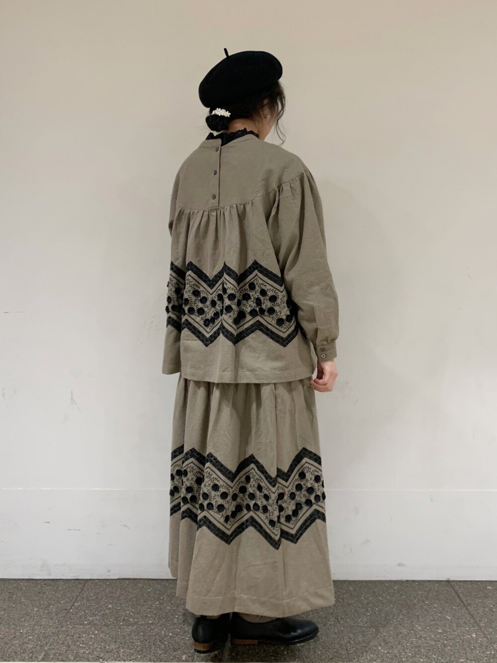 「セットアップ、スカート、ベージュ、秋のコーデ、刺繍、冬コーデ、モノトーン、SM2、キレイめ、ゆるコーデ、大人ガーリー、サマンサ モスモス(Samansa Mos2)、大人かわいい、Samansa Mos2、TSUHARU by Samansa Mos2」｜「TSUHARU by Samansa Mos2の刺繍切替ギャザーブラウス（シャツ/ブラウス、ベージュ系）」を使った、marin.🐏さん（レディース・160cm）の秋コーディネートの5枚目の写真