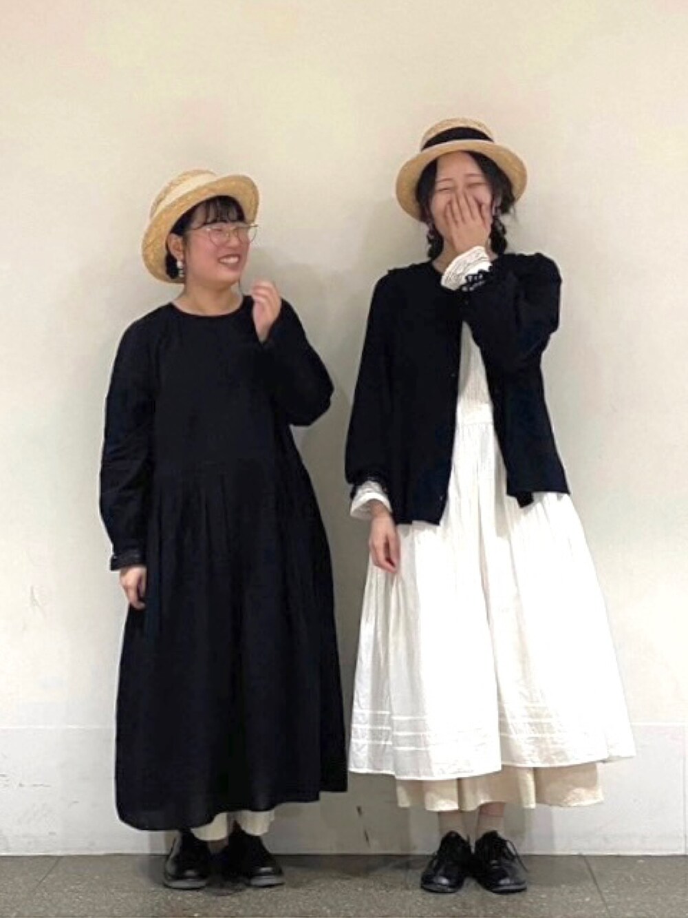 ベージュ系のスカート、ブラック系のシャツ/ブラウス、ブラック系のワンピースを着用したレディースの冬コーディネートの5枚目の写真