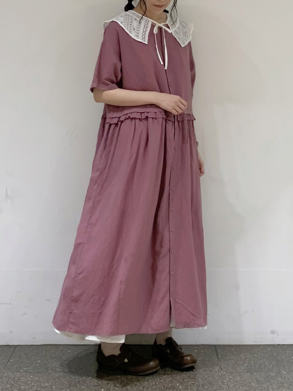 パープル系のワンピース、ホワイト系のスカート、ホワイト系のシャツ/ブラウスを着用したレディースの夏コーディネートの5枚目の写真