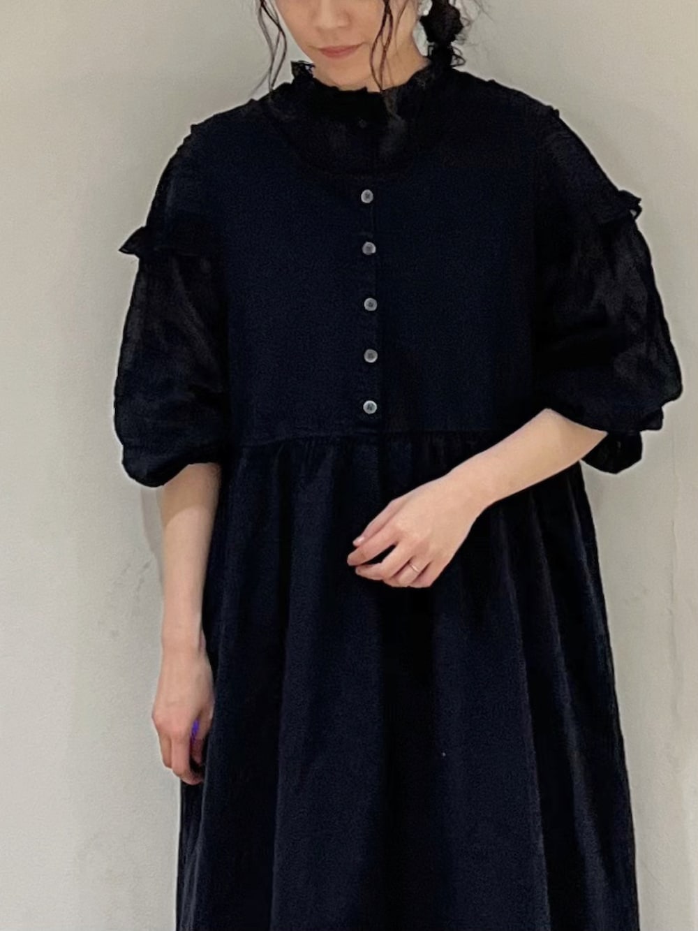 ブラック系のワンピース、ブラック系のシャツ/ブラウス、ベージュ系のその他パンツを着用したレディースの冬コーディネートの5枚目の写真