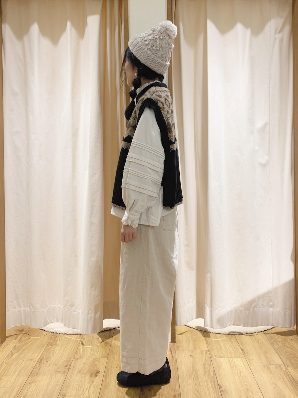 ホワイト系のシャツ/ブラウス、ベージュ系のその他パンツ、ホワイト系のTシャツ/カットソーを着用したレディースの秋コーディネートの2枚目の写真