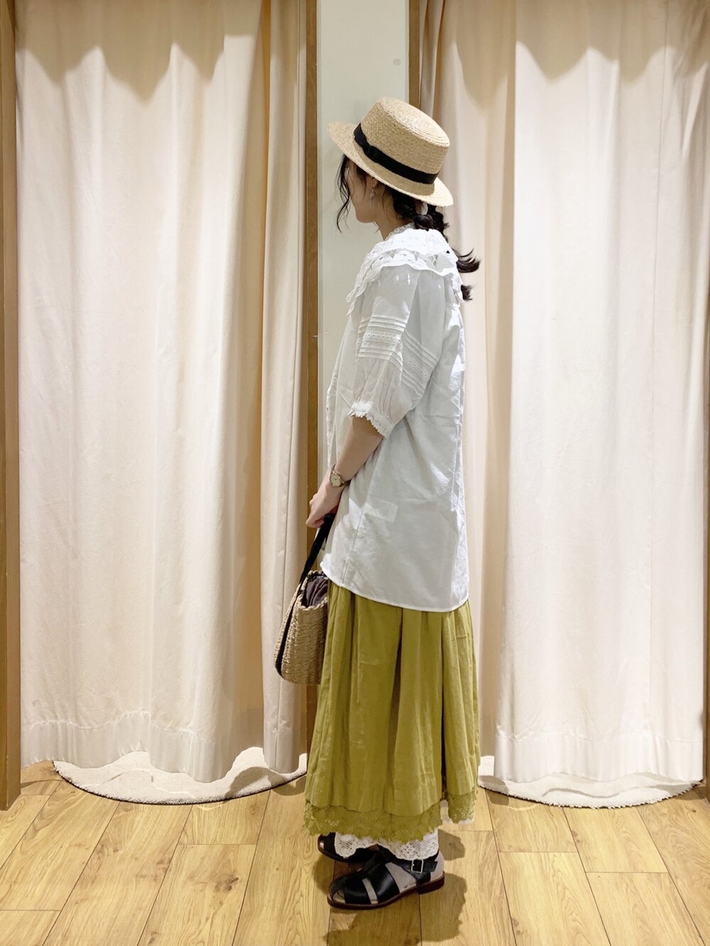 ホワイト系のシャツ/ブラウス、グリーン系のワンピース、ホワイト系のタンクトップを着用したレディースの春コーディネートの2枚目の写真