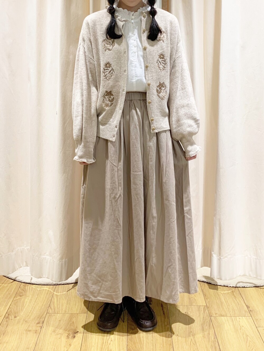 ベージュ系のカーディガン/ボレロ、ホワイト系のシャツ/ブラウス、ホワイト系のTシャツ/カットソーを着用したレディースの秋コーディネートの5枚目の写真