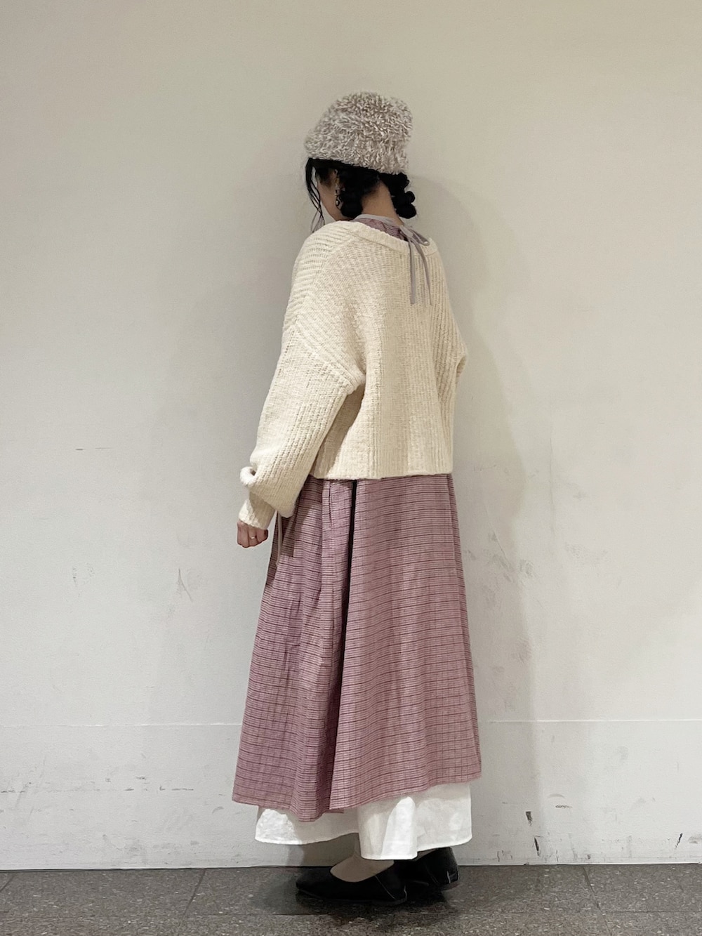 レッド系のワンピース、ホワイト系のカーディガン/ボレロ、ホワイト系のスカートを着用したレディースの冬コーディネートの4枚目の写真