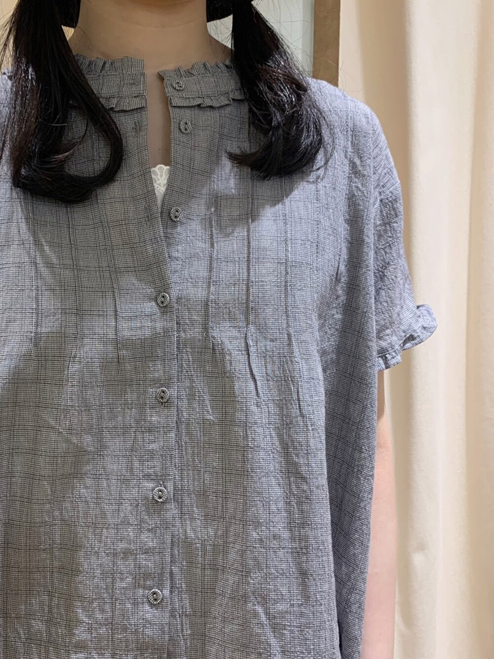 ブラック系のシャツ/ブラウス、ホワイト系のTシャツ/カットソー、ベージュ系のその他パンツを着用したレディースの春コーディネートの5枚目の写真