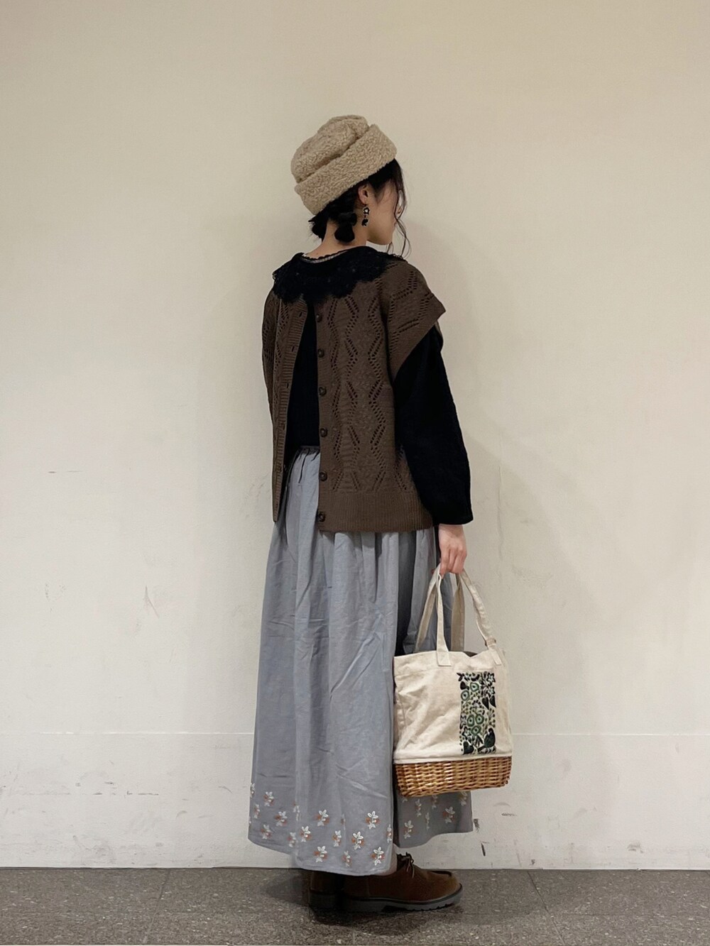 ブラック系のシャツ/ブラウス、ブラウン系のベスト、ブルー系のスカートを着用したレディースの秋コーディネートの5枚目の写真