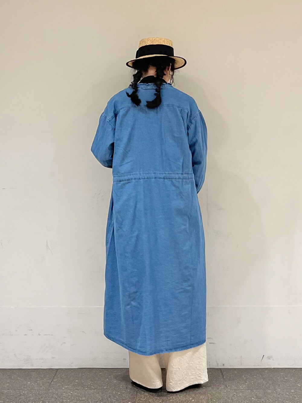 ブルー系のワンピース、ブラック系のシャツ/ブラウス、ブラック系のその他シューズを着用したレディースの冬コーディネートの4枚目の写真