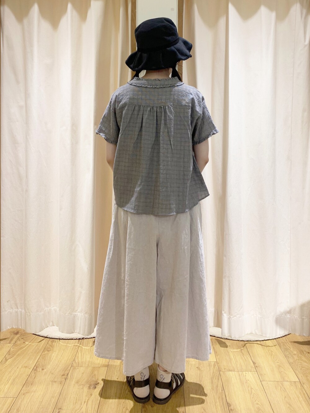 ブラック系のシャツ/ブラウス、ホワイト系のTシャツ/カットソー、ベージュ系のその他パンツを着用したレディースの春コーディネートの4枚目の写真