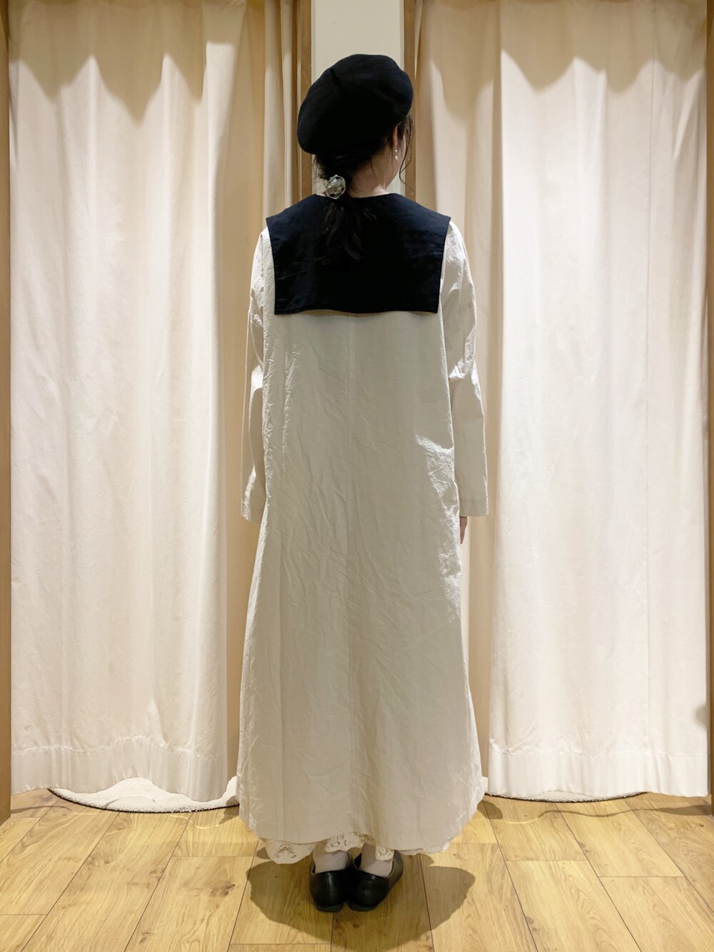 ホワイト系のワンピース、ブラック系のシャツ/ブラウス、ホワイト系のスカートを着用したレディースの夏コーディネートの4枚目の写真