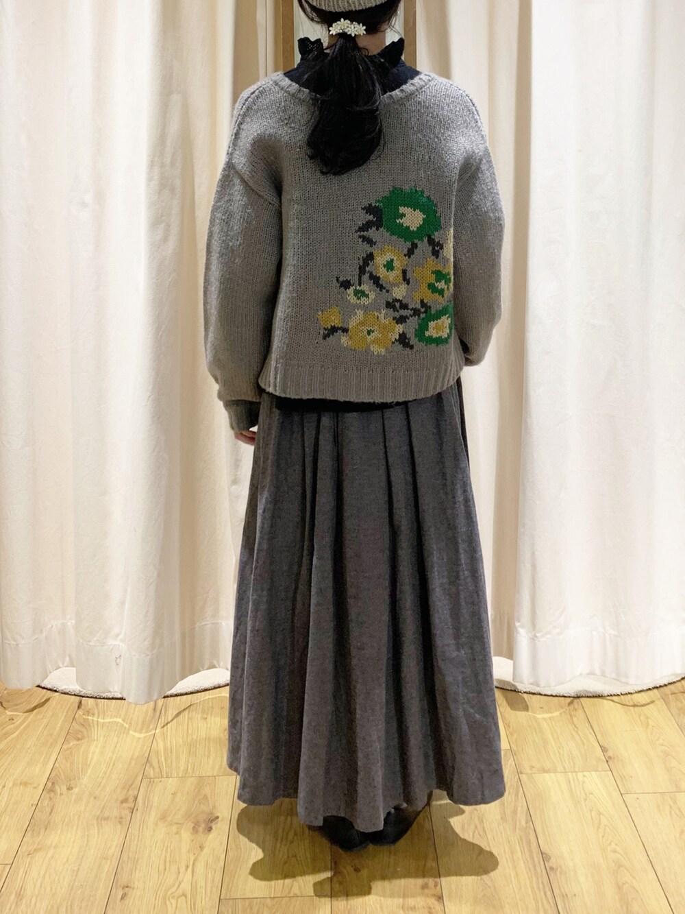 グレー系のカーディガン/ボレロ、ブラック系のシャツ/ブラウス、グレー系のスカートを着用したレディースの秋コーディネートの2枚目の写真