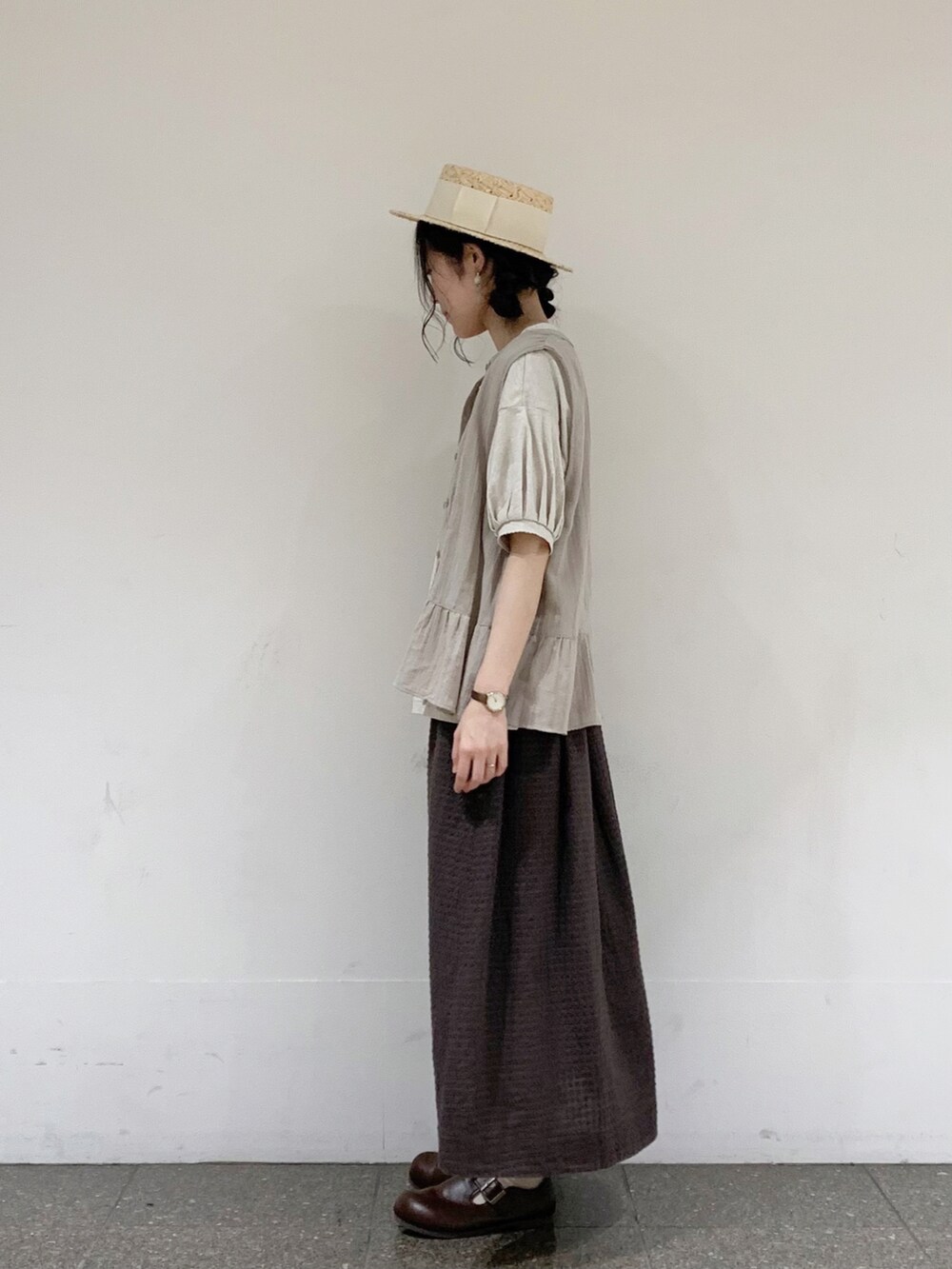 ベージュ系のTシャツ/カットソー、ベージュ系のシャツ/ブラウス、ホワイト系のタンクトップを着用したレディースの夏コーディネートの4枚目の写真