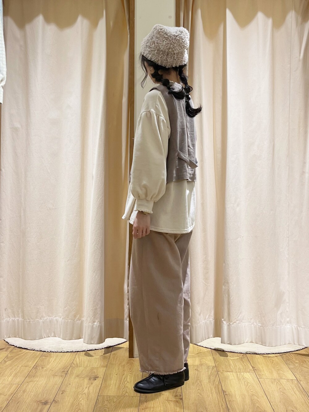 ホワイト系のTシャツ/カットソー、ブラウン系のベスト、ベージュ系のその他パンツを着用したレディースの冬コーディネートの3枚目の写真