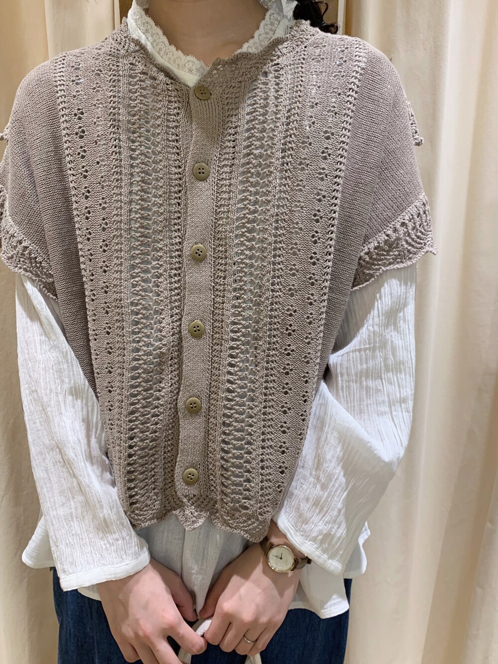 ブラウン系のベスト、ホワイト系のシャツ/ブラウス、ブルー系のデニムパンツを着用したレディースの春コーディネートの5枚目の写真