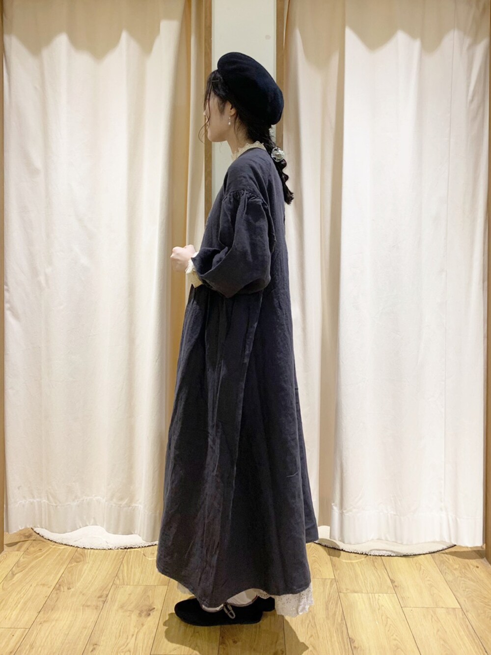 「ゆるコーデ、ナチュラル、ガーリー、刺繍、ワンピース、レイヤードスタイル、レース、マカベアリス、モノトーン、大人ガーリー、がま口バッグ、秋のコーデ、秋コーデ、サマンサ モスモス(Samansa Mos2)、Samansa Mos2」｜「Samansa Mos2の【マカベアリス×SamansaMos2】刺繍ワンピース（ワンピース、グレー系）」を使った、marin.🐏さん（レディース・160cm）の秋コーディネートの3枚目の写真