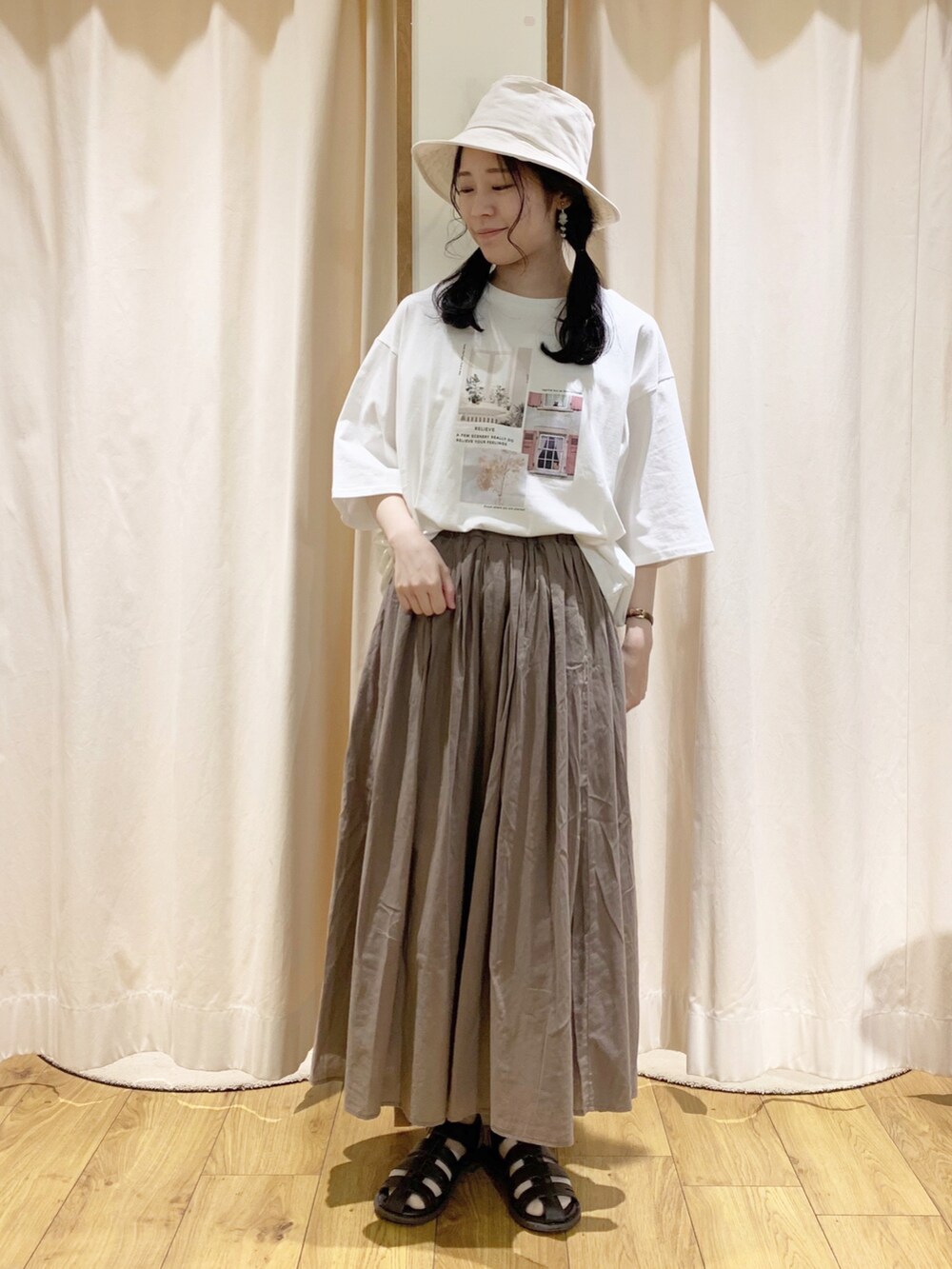 ホワイト系のTシャツ/カットソー、ホワイト系のシャツ/ブラウス、ホワイト系のTシャツ/カットソーを着用したレディースの春コーディネートの3枚目の写真