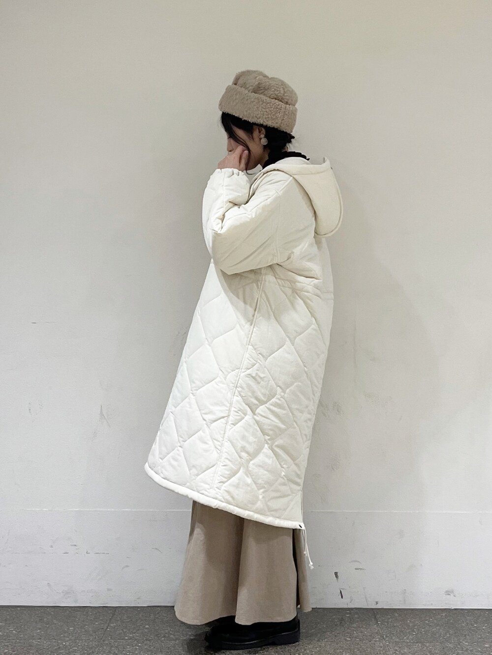 グレー系のシャツ/ブラウス、ブラウン系のカーディガン/ボレロ、ホワイト系のその他アウターを着用したレディースの秋コーディネートの4枚目の写真