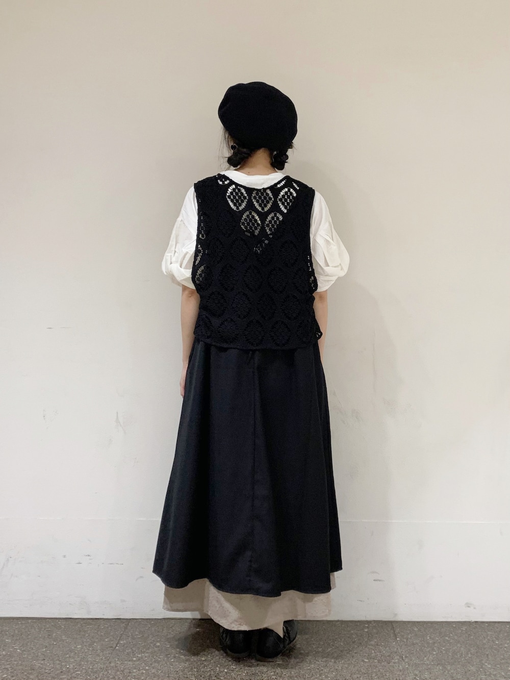 ブラック系のベスト、ブラック系のワンピース/ドレス、ホワイト系のTシャツ/カットソーを着用したレディースの夏コーディネートの4枚目の写真