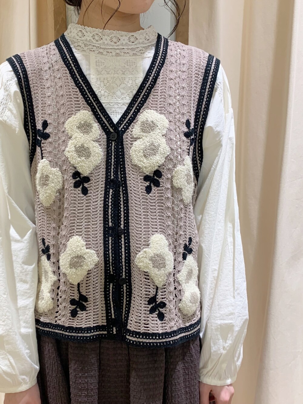 ベージュ系のベスト、ホワイト系のシャツ/ブラウス、グレー系のスカートを着用したレディースの春コーディネートの5枚目の写真