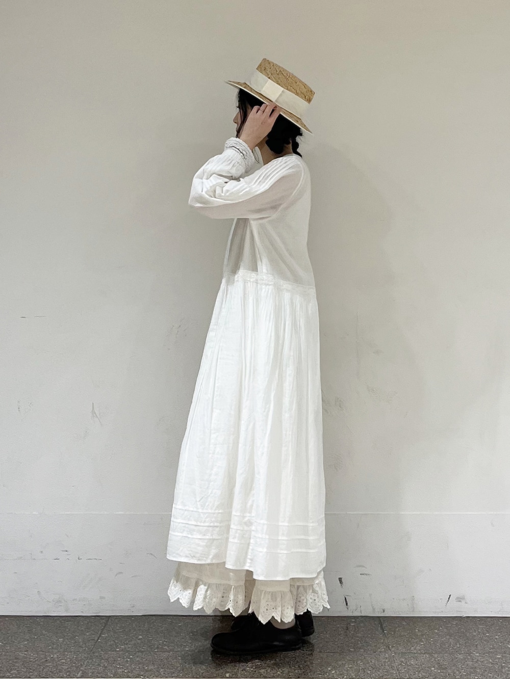 ホワイト系のワンピース、ホワイト系のスカート、ホワイト系のハットを着用したレディースの冬コーディネートの4枚目の写真